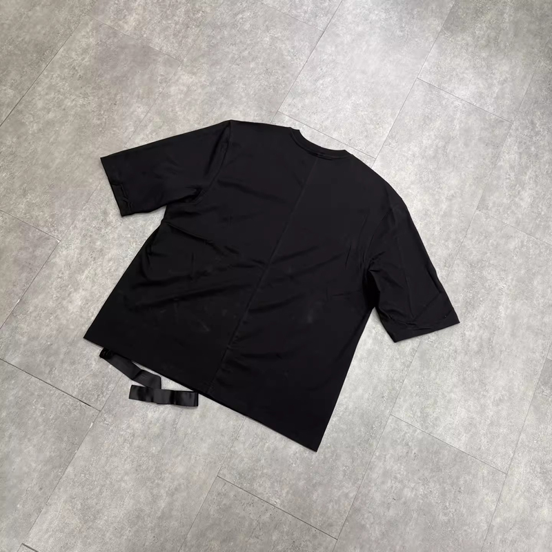تي شيرت أسود كبير الحجم بنمط R - مراجعة Longline Tee Oversized وسعره