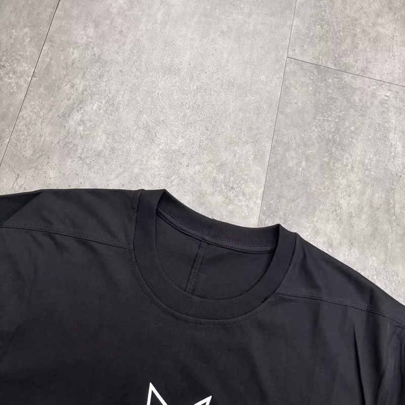 تي شيرت أسود كبير الحجم بنمط R - مراجعة Longline Tee Oversized وسعره